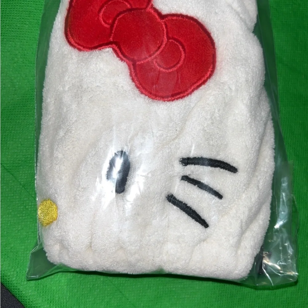Hello Kitty White and Red Plush Hat shower cap - Picture 3 of 5